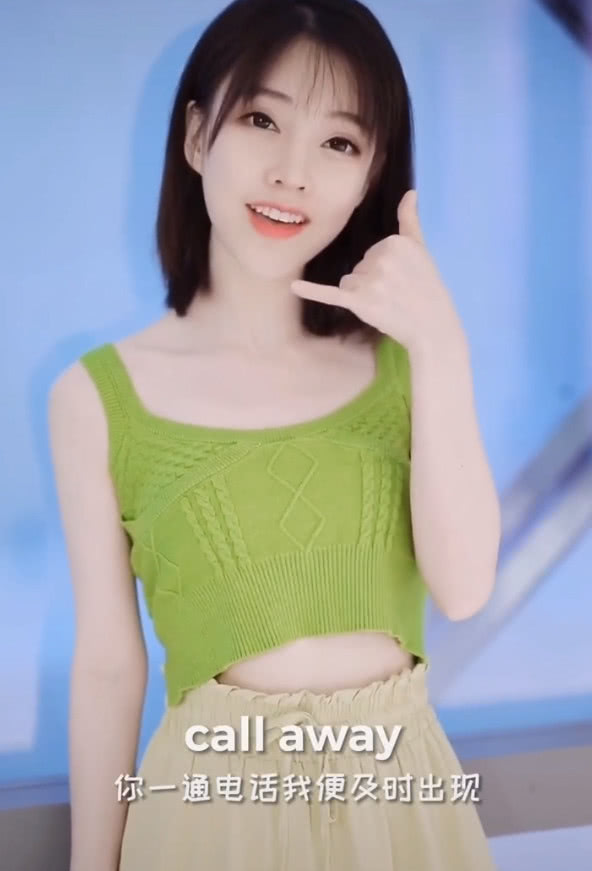 在为粉丝们唱歌的时候,冯提莫还做出了很多肢体动作