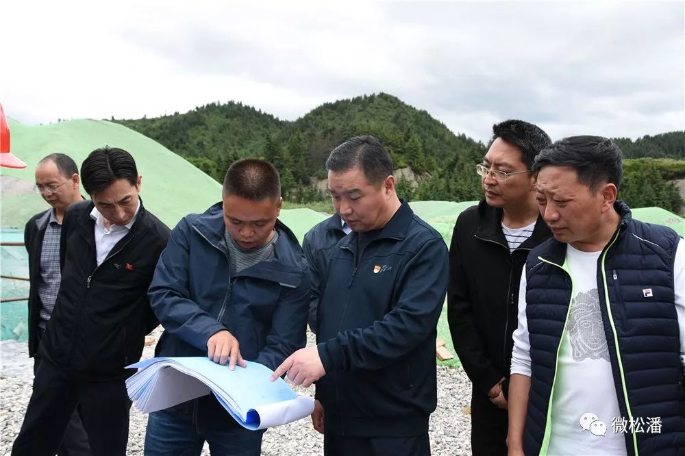 县委书记贺松调研重点项目建设情况查看黄龙道路塌方情况