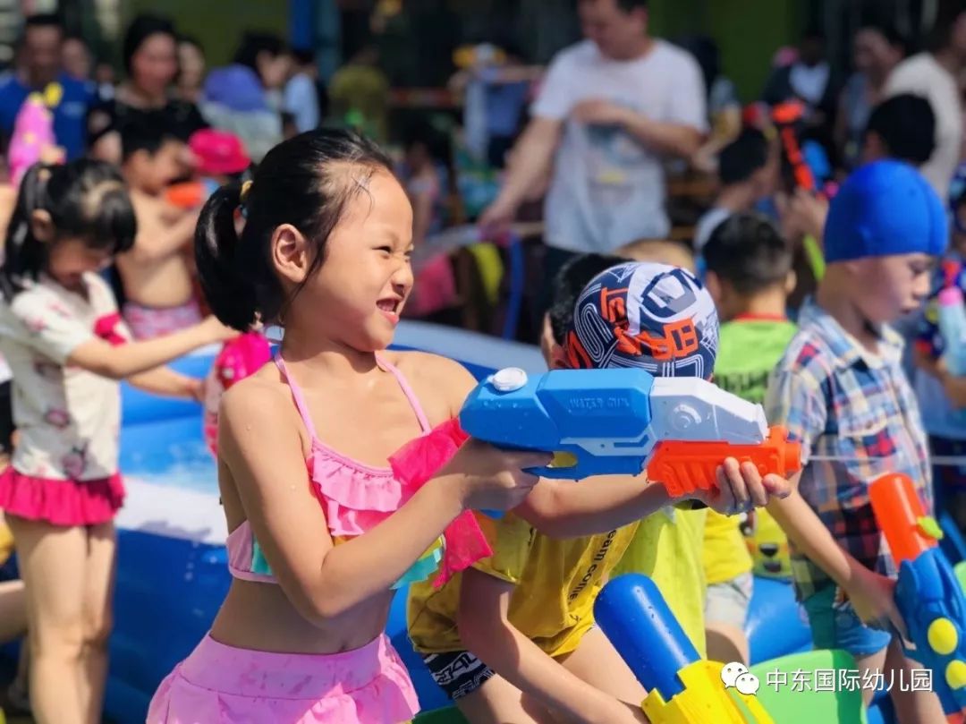 水枪打水仗04水上长龙03爸爸妈妈们,好给力哟~■■■■■横穿水帘洞02