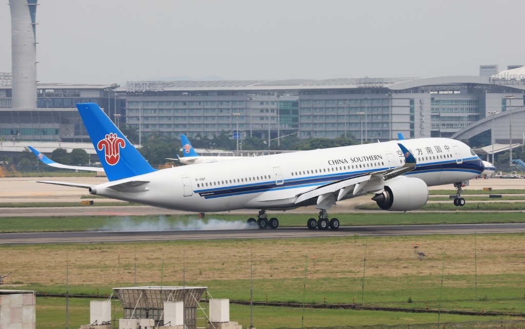 南航首架空客a350客机已经抵达广州
