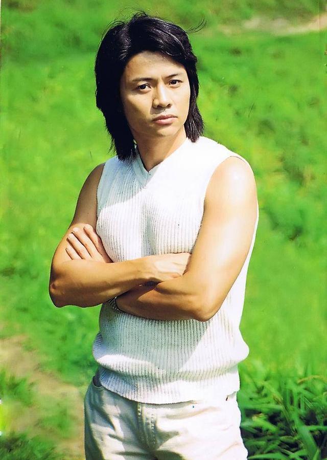 55岁"况天佑"近照,一身休闲西装长发飘飘,天气炎热依然帅气