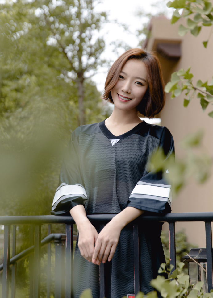 35岁王珞丹跑马拉松,罕见透视装秀少女感,剪波波头轻松美成c位