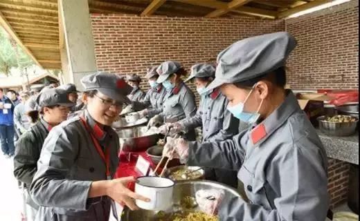 在咀嚼朴素的菜肴中用久违的搪瓷碗,为游客准备忆苦思甜红军饭,用丰富