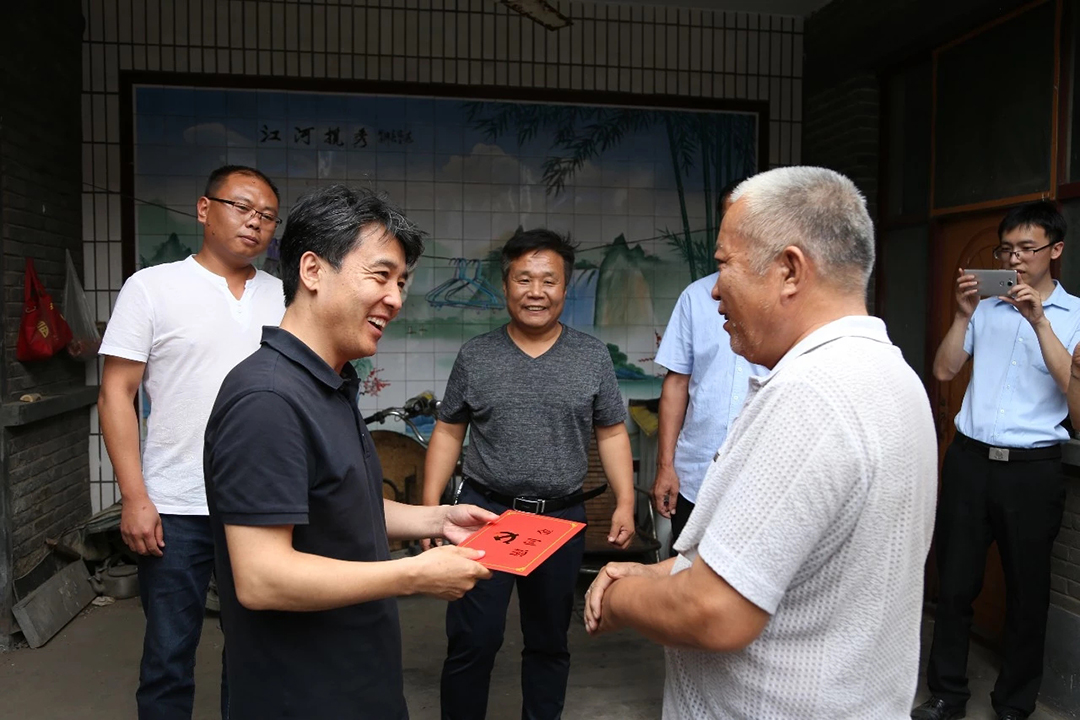 慰问中,区委书记来广普先后来到张家井社区葛玉清,张玉文及岗头路社区