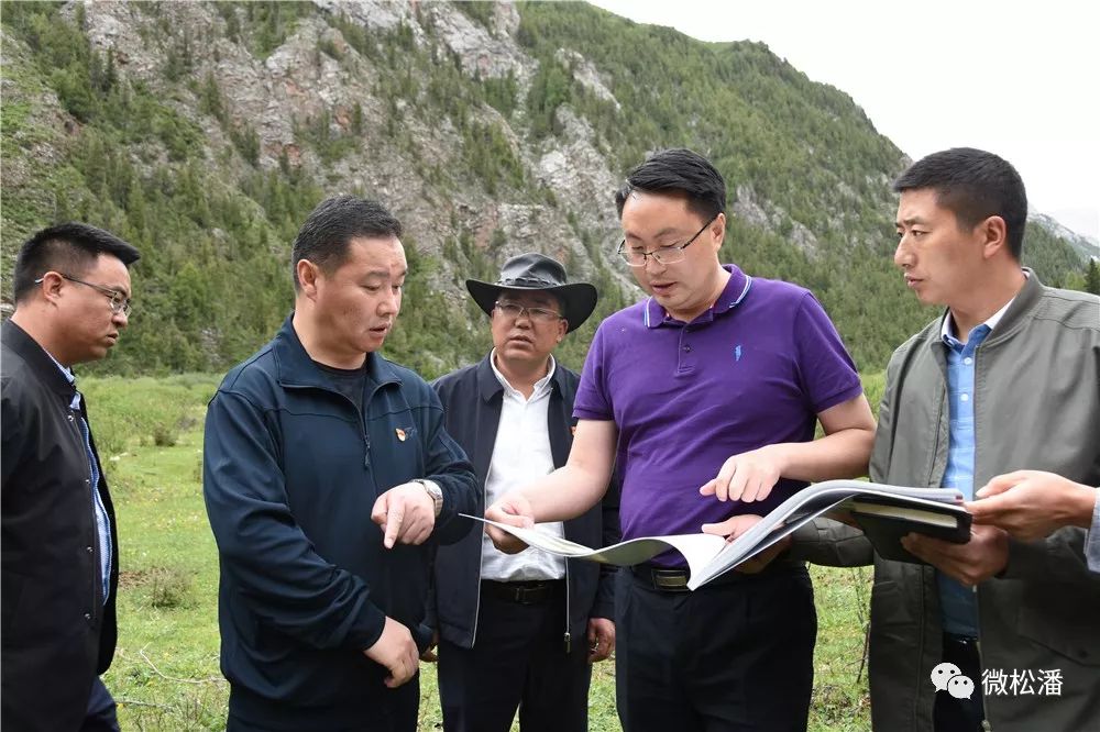 县委书记贺松调研重点项目建设情况查看黄龙道路塌方情况