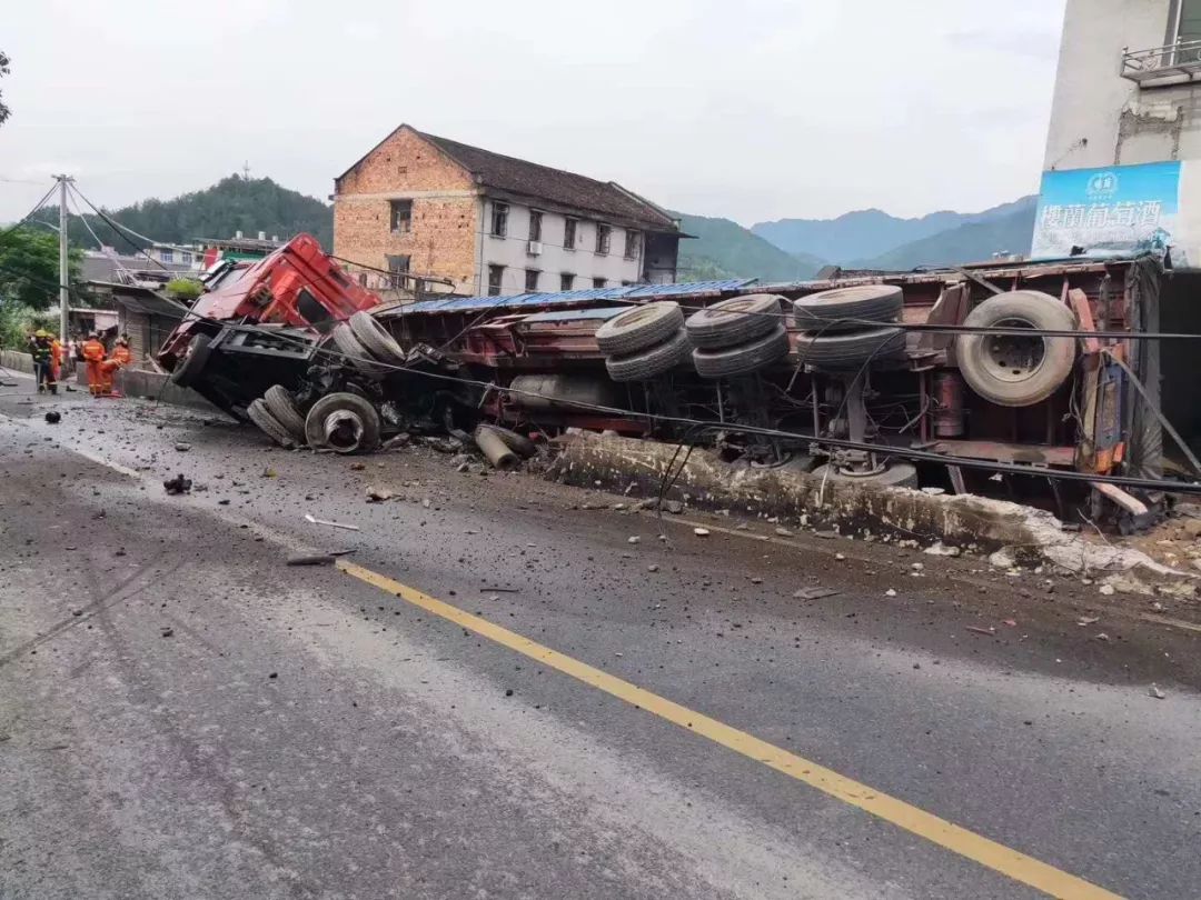 今日,景宁叶府前路段发生一起大货车侧翻事故