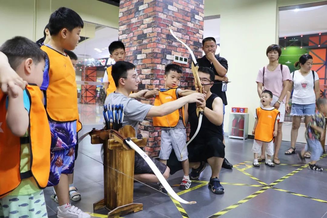亲子射箭趣味比赛美好时光亲子相伴