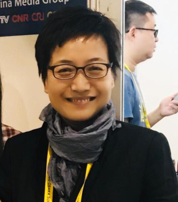 生活中的贺红梅气质优雅,穿着时尚,脸上带着和蔼可亲的微笑,与电视上