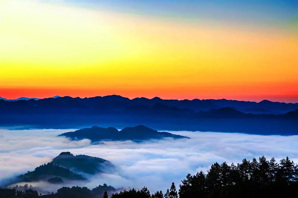 圖說水韻日出朝霞醉晨曦雲霧繚繞山間掛