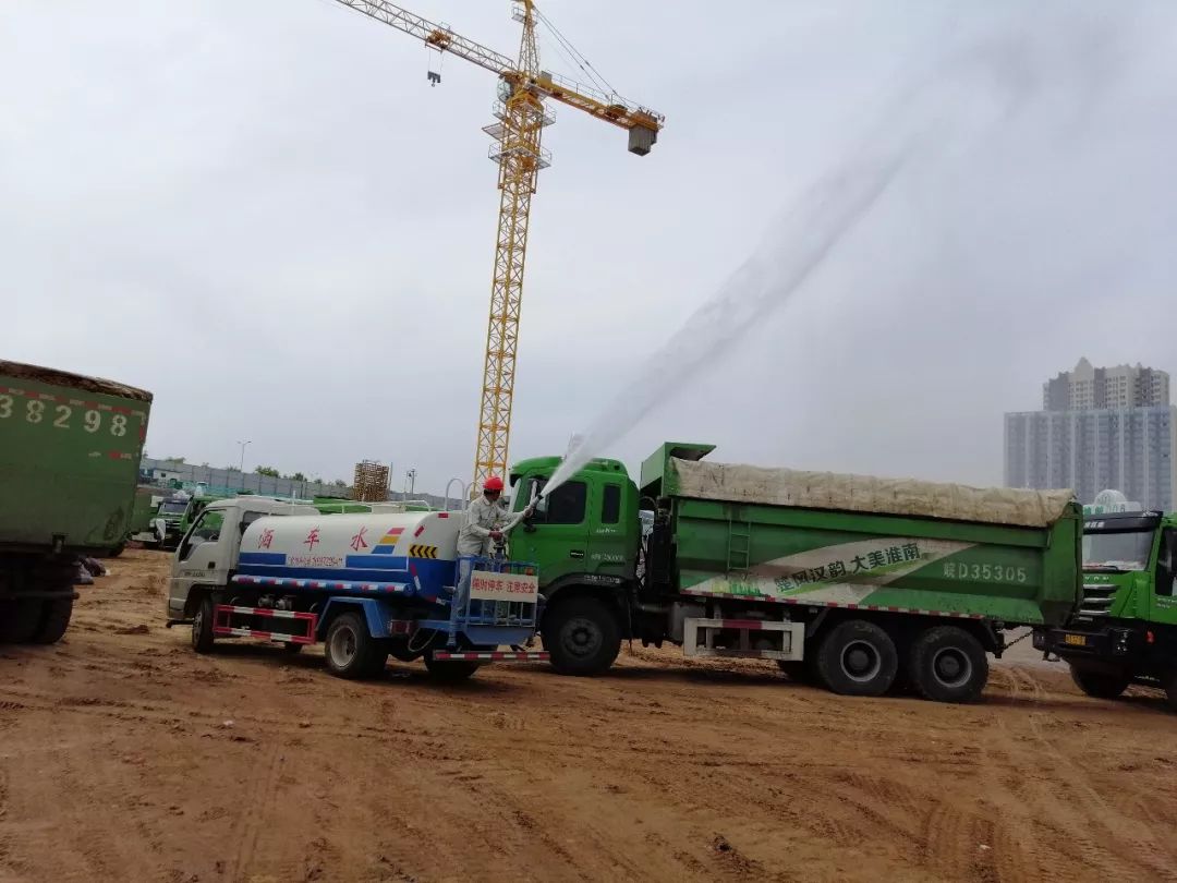 土方施工湿法作业冲洗进出车辆轮胎供稿丨覃善腾/文 卢雪伶/图编辑丨