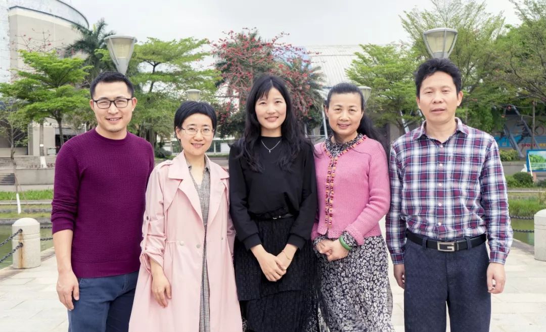 2019届高三政治备课组,由黄灭资,田瑛,王瑶,邓海礁,李莎莎五位老师