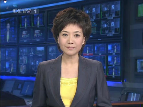 生活中的贺红梅气质优雅,穿着时尚,脸上带着和蔼可亲的微笑,与电视上