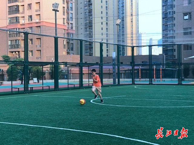 足球比分解析：热门赛事背后的智慧与激情