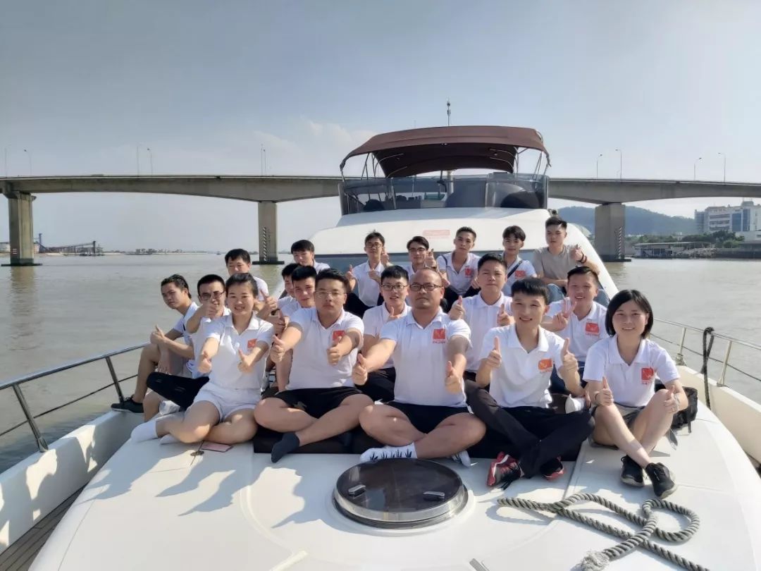 游艇上搞团建会所里赛厨艺鸿威小伙伴就这么干