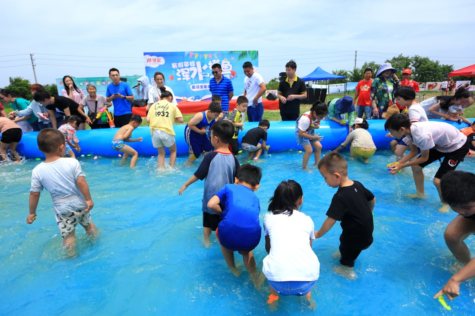 暑假带娃好去处 黄河边上"浑水"摸鱼嗨翻天_游客