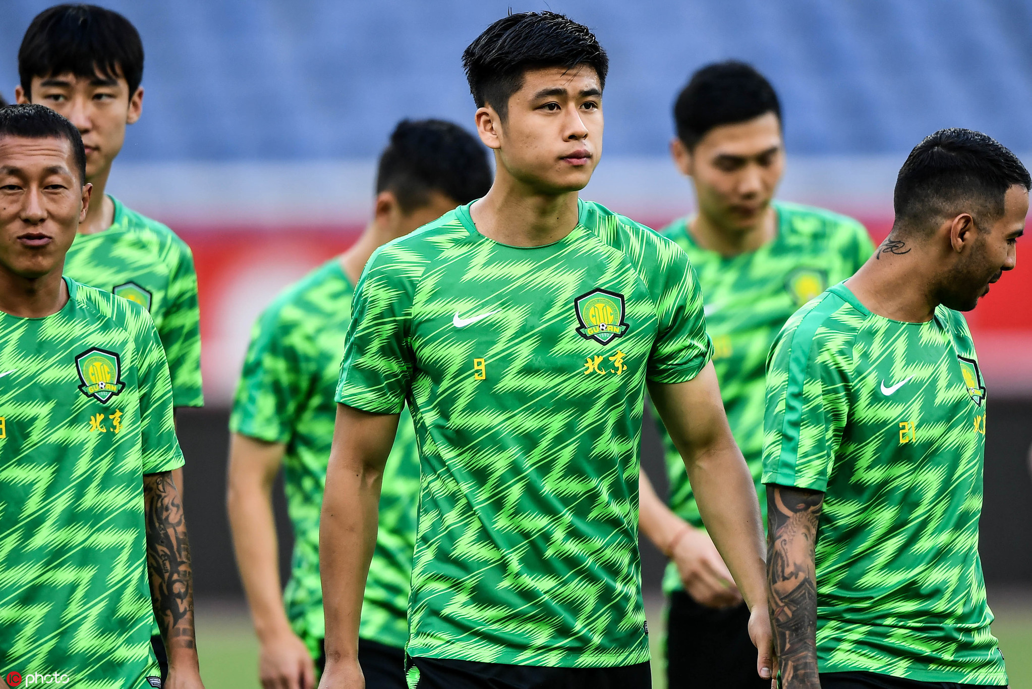 北京国安备战训练 李可和队友说悄悄话