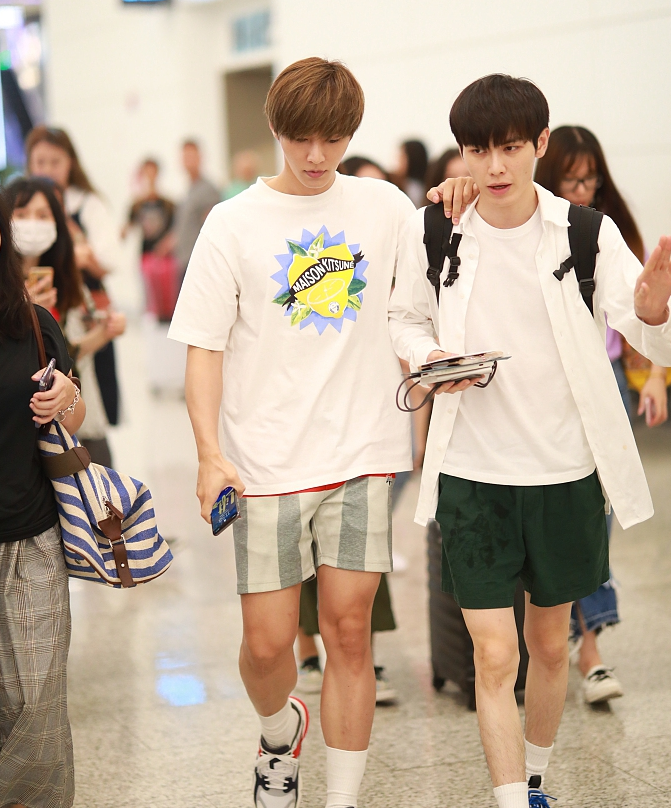 炎亚纶现身机场需扶着助理肩膀走路,疑似因拍新戏受伤_巩仙