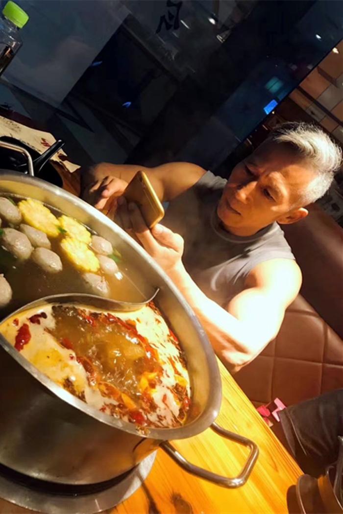 我是63岁爱健身的潮老头,年轻人不敢穿的,我也hold得住_刘胜