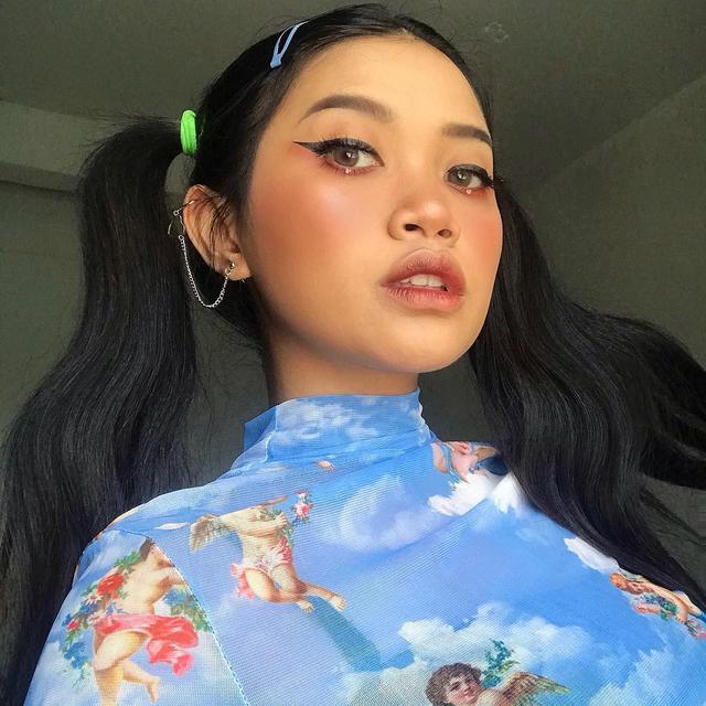 雀斑妆,高光妆,心形眼妆,这位菲律宾女孩是美妆界的一股清流