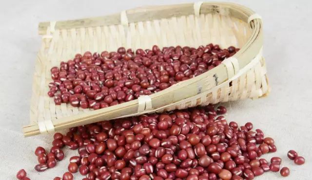 一同放入铁锅中,文火炒热,倒入面盆,患者赤脚坐位,左右轮番踩踏豆麦