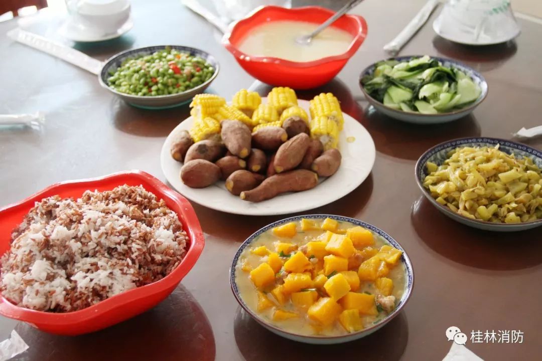 围坐同吃"红军饭"