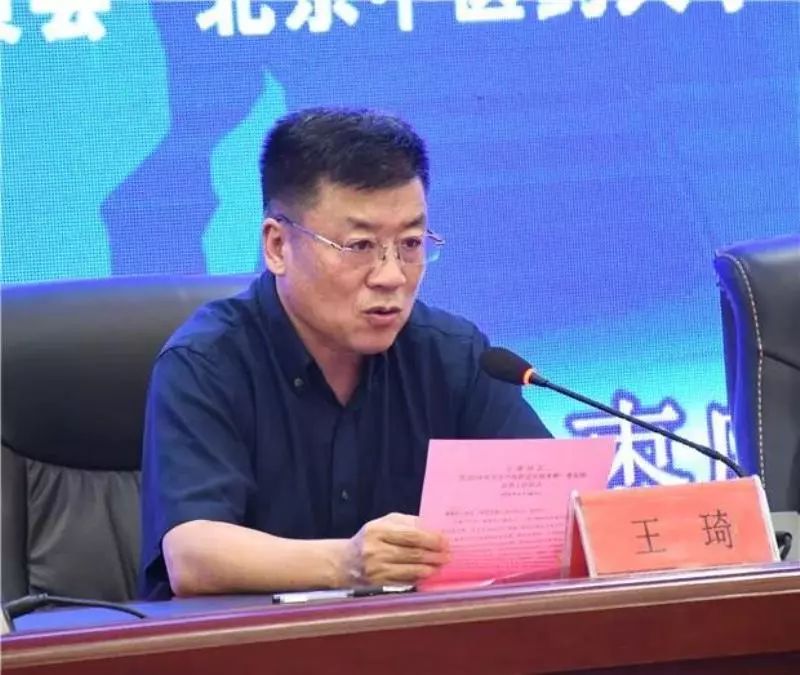 市卫生健康委副主任王琦,北京中医药大学枣庄医院院长王伊光出席开班