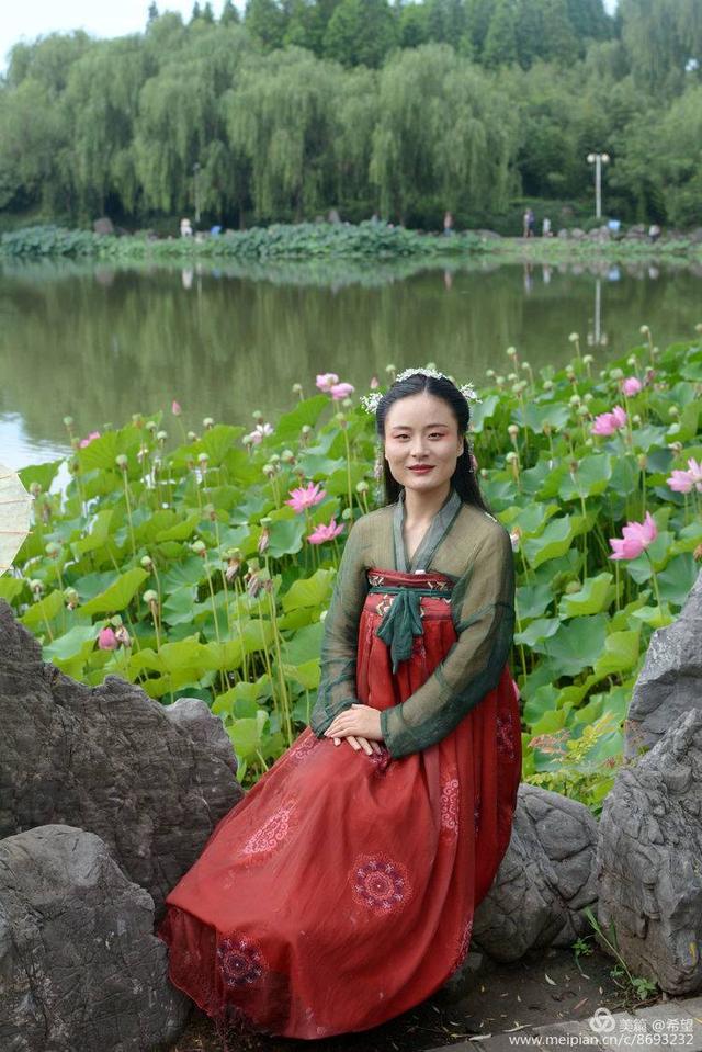 洛阳国花园大湖开满荷花夏日清晨汉服女孩风景如画