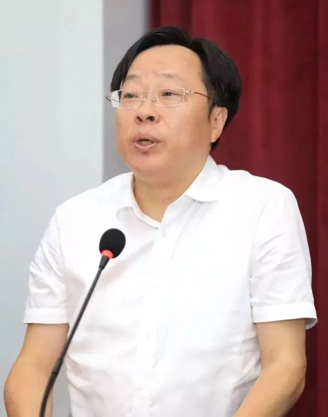 南京师范大学党委常委,副校长李久生和副区长范良签订《联合办学协议