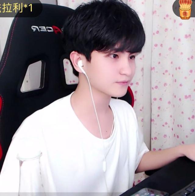 尤其是在最近的一次领奖上,六尾的性格更是讨人喜欢,原本是虎牙的hma