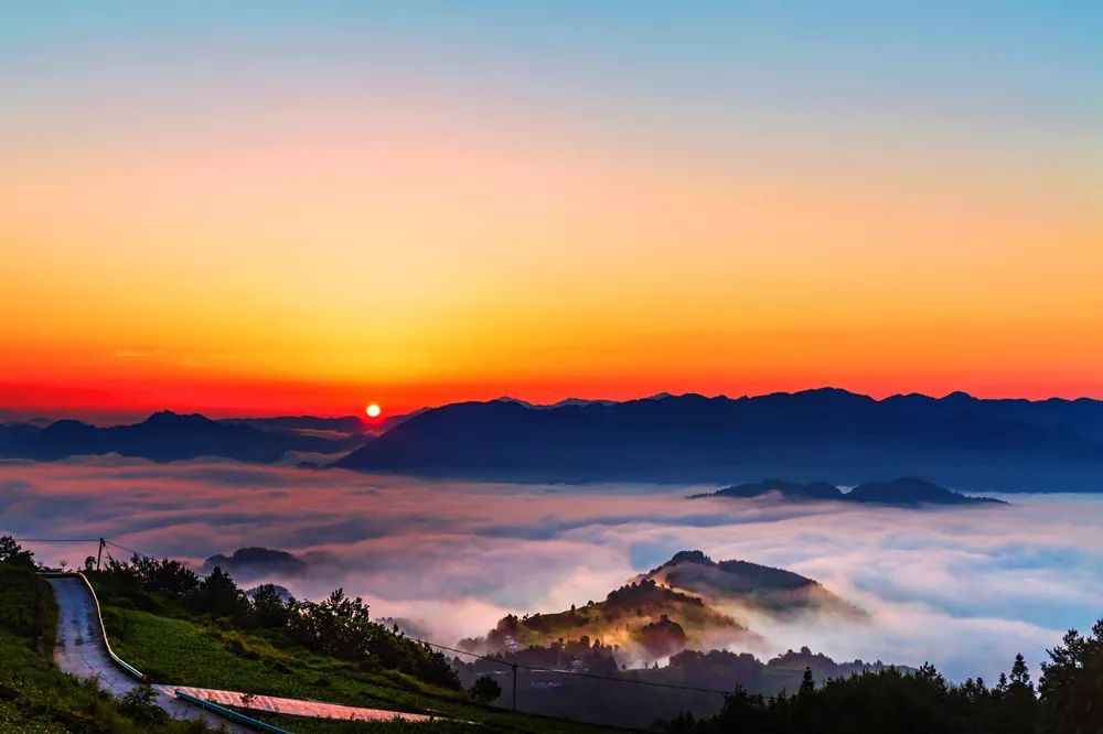 图说水韵日出朝霞醉晨曦云雾缭绕山间挂