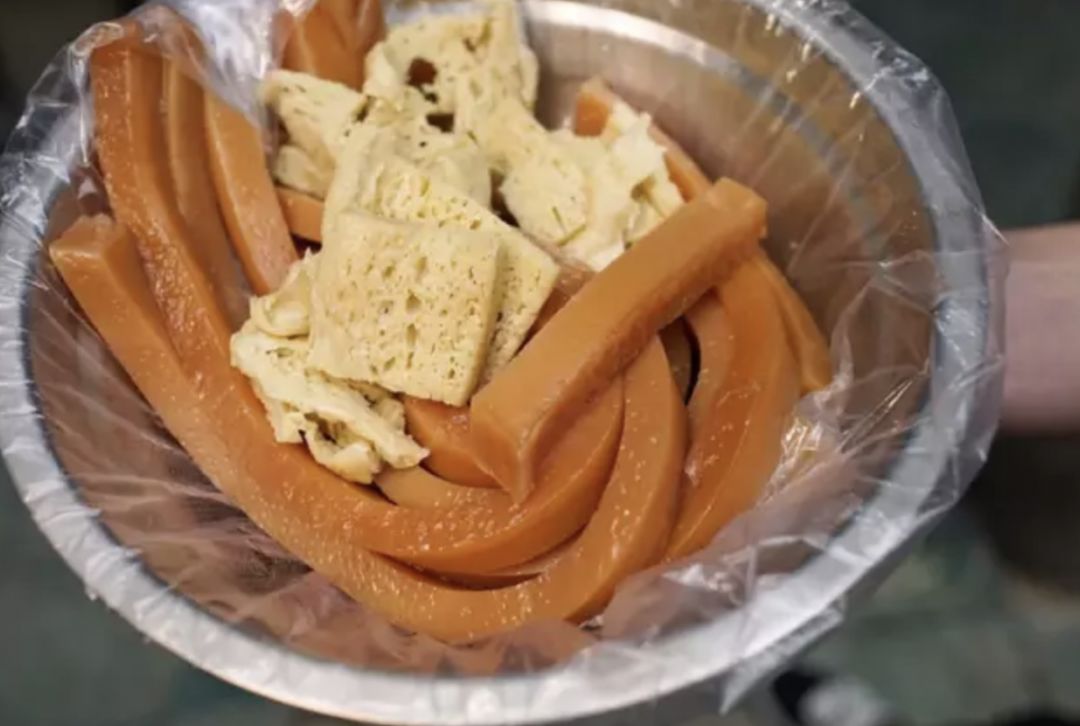 首先将加入蓬灰的硬面团用纱布在水中淘洗,洗出来的水称为面浆,而留在