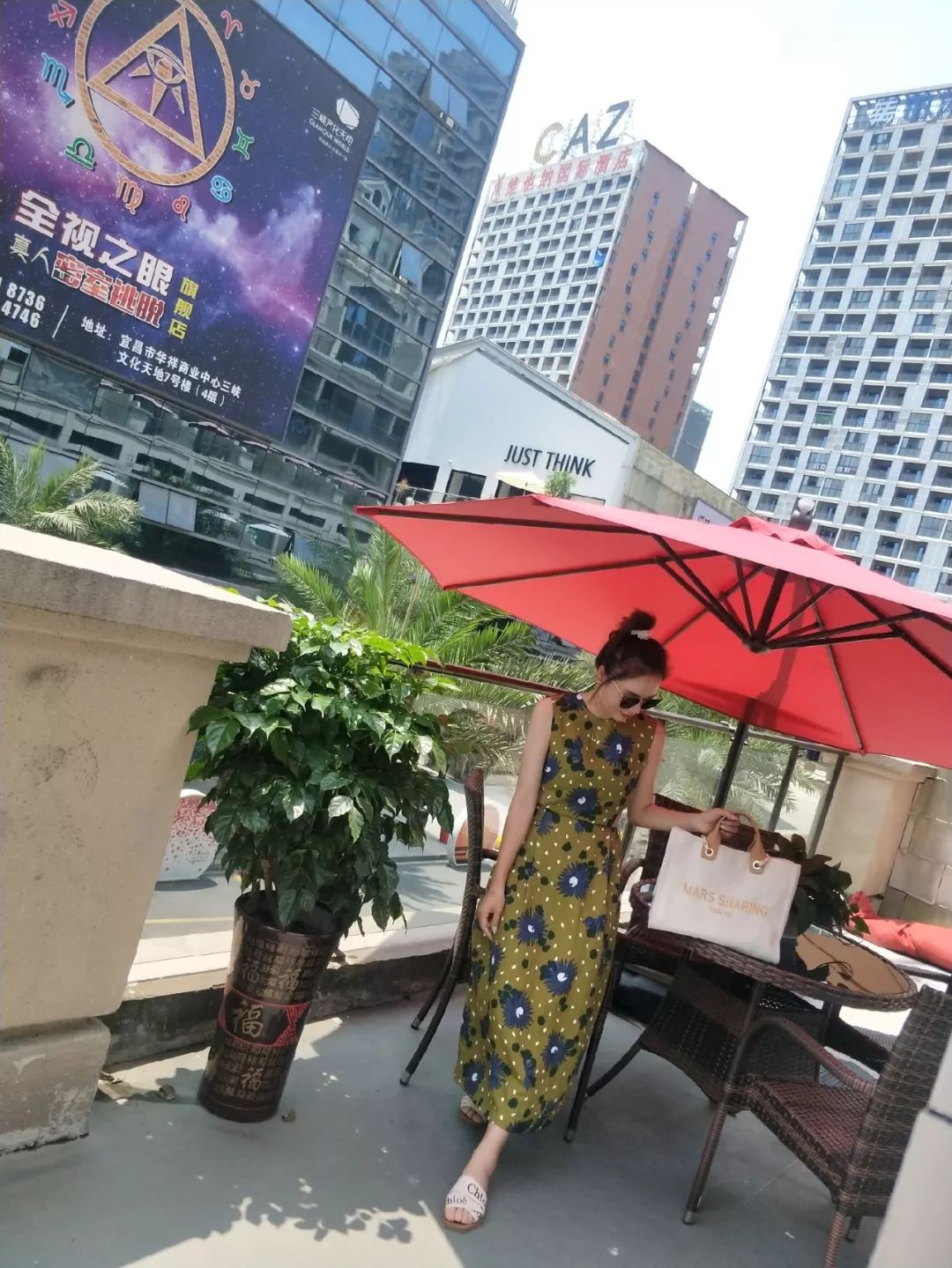 老板小姐姐说她开店已经有十二年了万达和cbd的店她都经营了很久