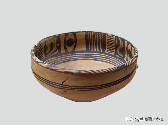 青海博物馆的这八件彩陶最远距今约5000年同德县宗日遗址出土
