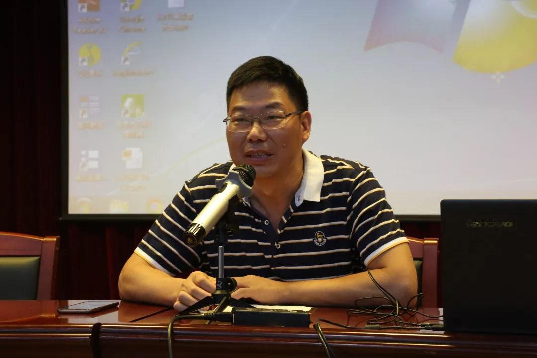 首先由洪海军向家长说明本次家长会的目的,对本次期