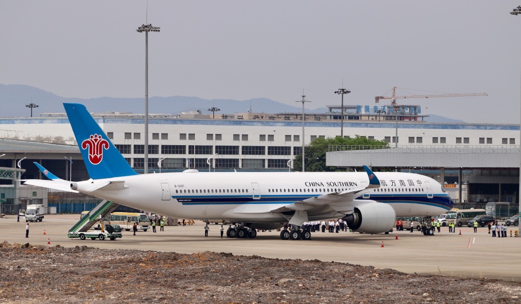 南航首架空客a350客机已经抵达广州