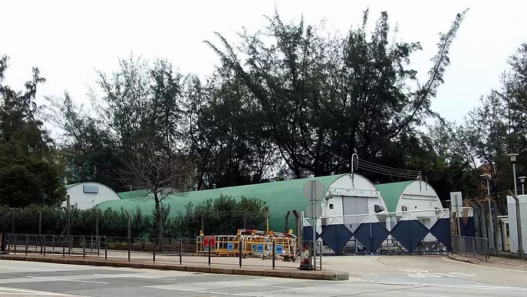 这样的建筑物在今天的九龙塘驻港部队军营,尖东驻港部队军营都能看到
