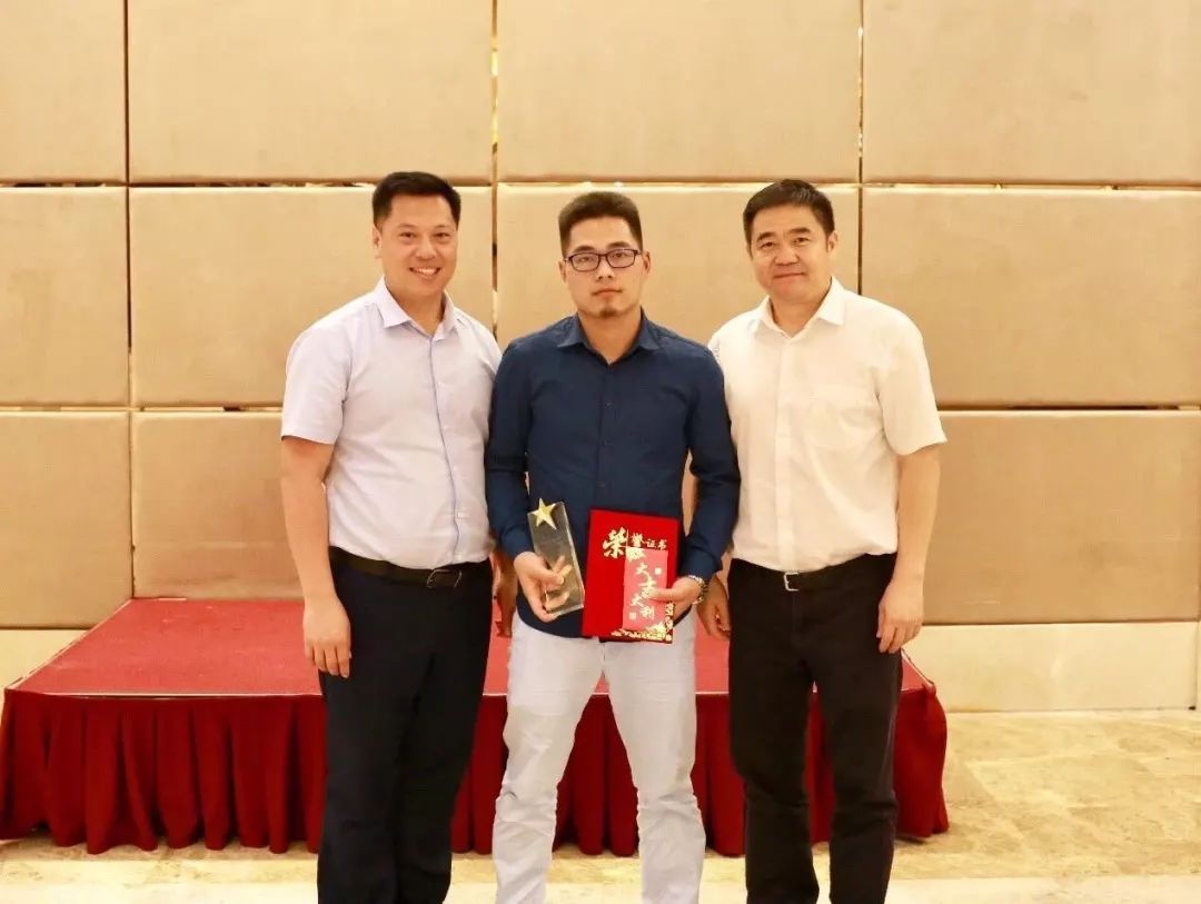 颁奖合影(右)广成集团董事长李新成(中) 一等奖获得者 巫志鹏(左)东来