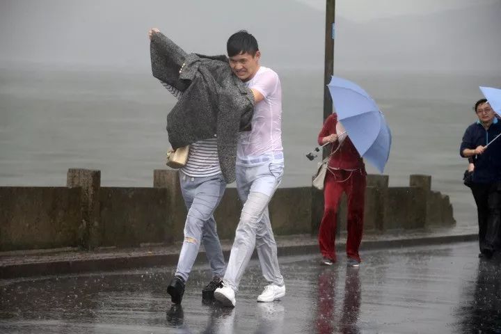 下雨的民权,有人拍下这一幕,我被感动了!