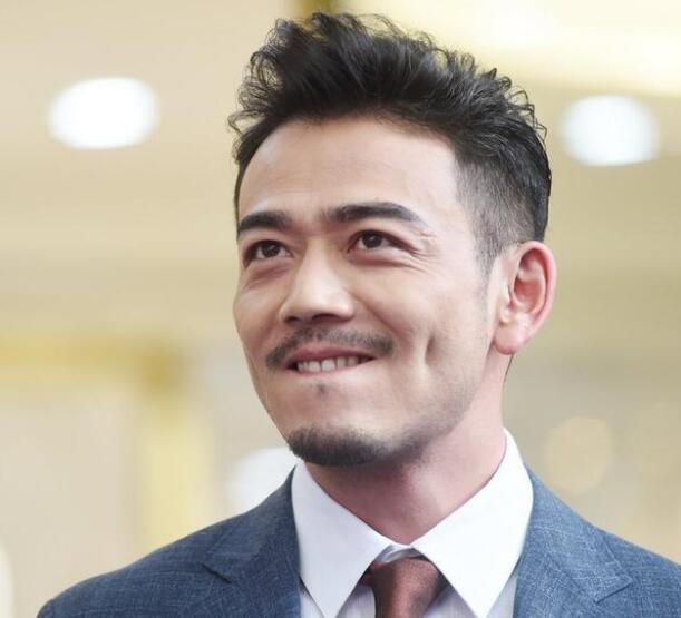 杨烁新剧播出自我意淫的剧情加套路化表演毫无诚意的抗日神剧