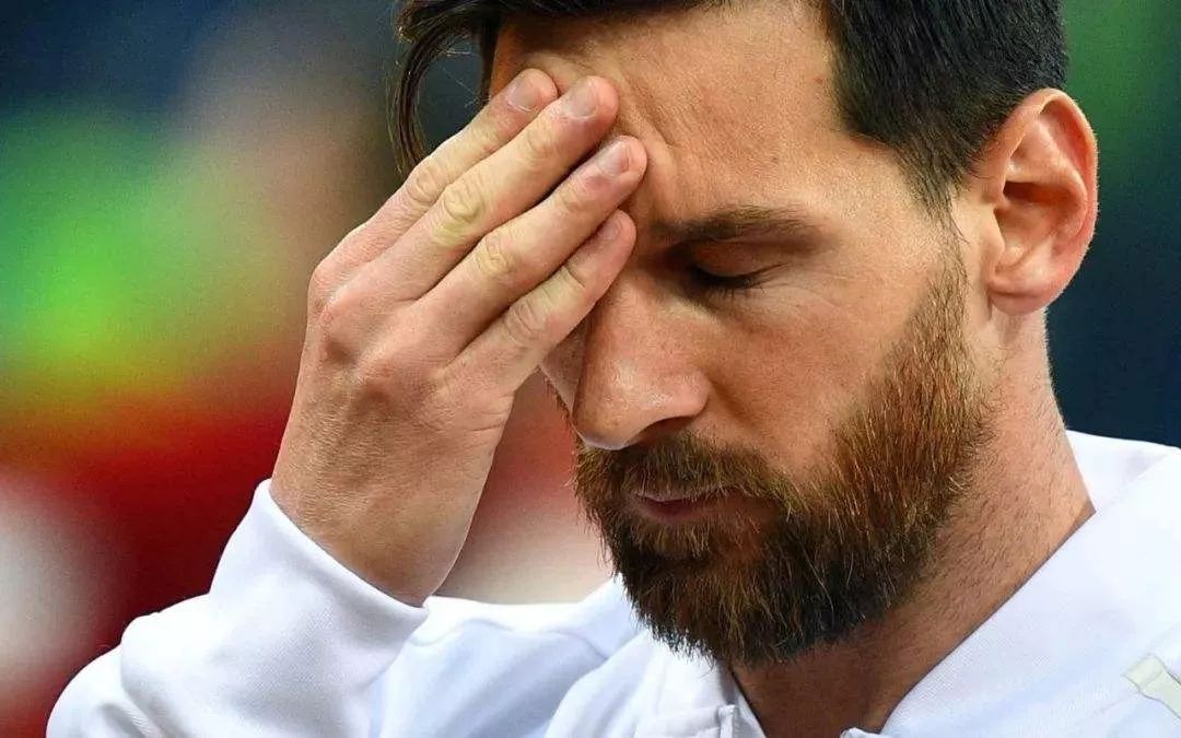 每日一黑阿媒梅西你以为开口唱国歌就没事了你高音没上去