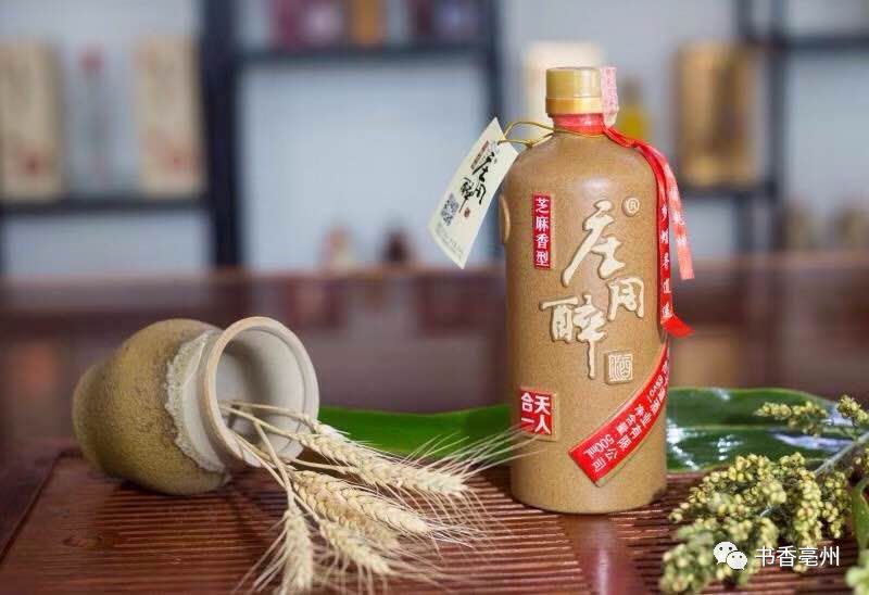 蝴蝶在莲上飞翔石槽里绽放莲花在壁影墙前后的庄周醉的沁香闻着芝麻香