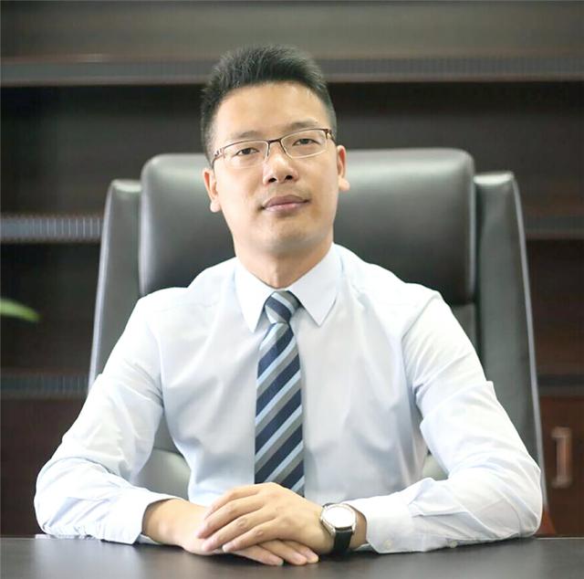 现担任任宜昌市夷陵商会副会长,夷陵区网络商务协会秘书长,宜昌市网络