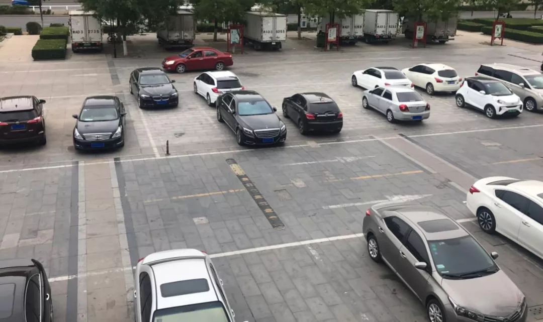 燃油车跌倒电动车吃饱停车场中电动汽车刷屏