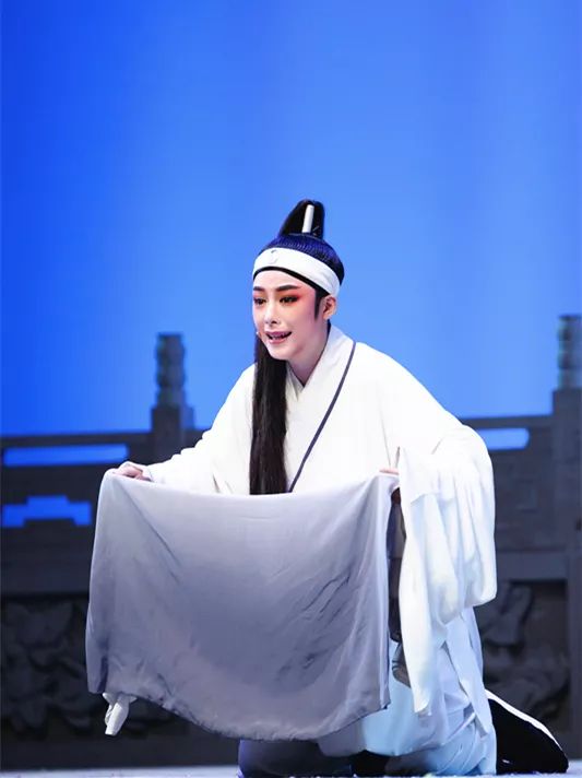 29 首轮13:30参演剧目:《白蛇传·断桥》张亚洲 ,工小生,师承尹派兼