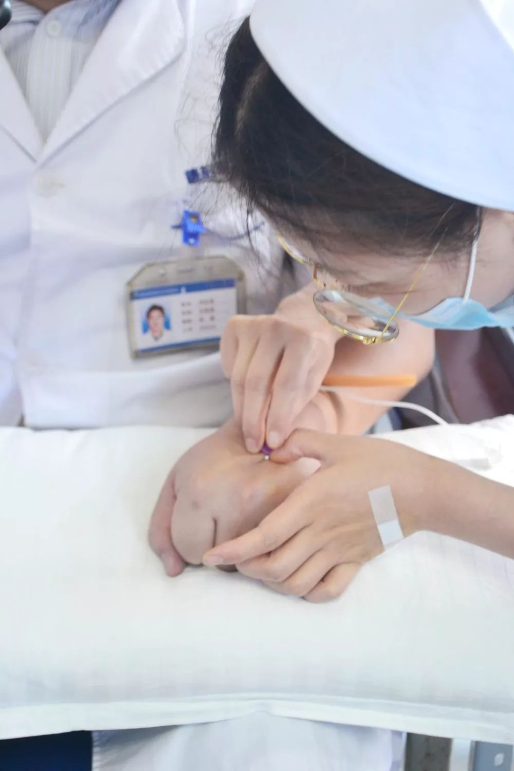 这位护士被穿刺的时候紧张,害怕.