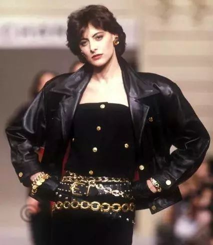 伊娜·德拉弗拉桑热: 她是法国神级超模,也是香奈儿老佛爷相爱相杀的