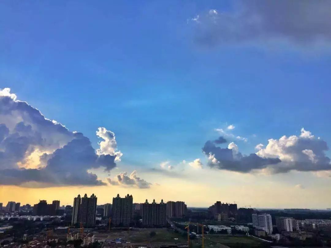 熙攘大概就是因为它湛蓝的天空如果一座城市让你如此迷恋qingbaijiang