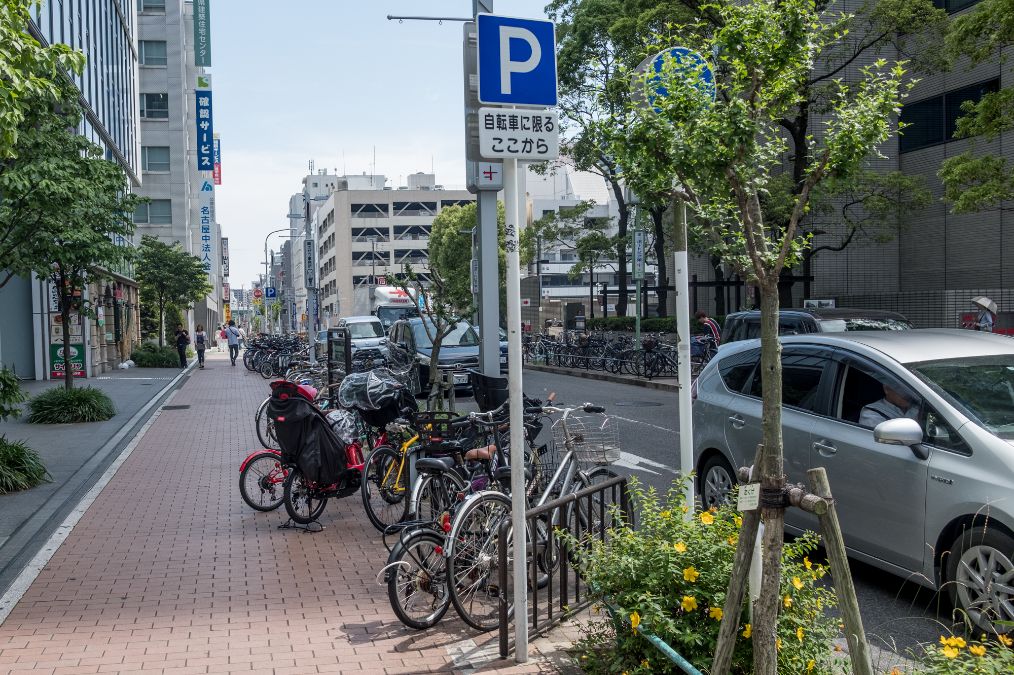日本街头实拍酒驾自行车会被判刑骑车打伞玩手机要被罚款