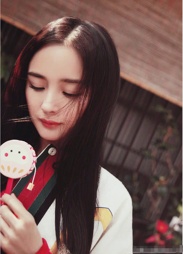 杨幂樱花树下撑红色油纸伞美艳十足,长发飘飘宛如画中美人