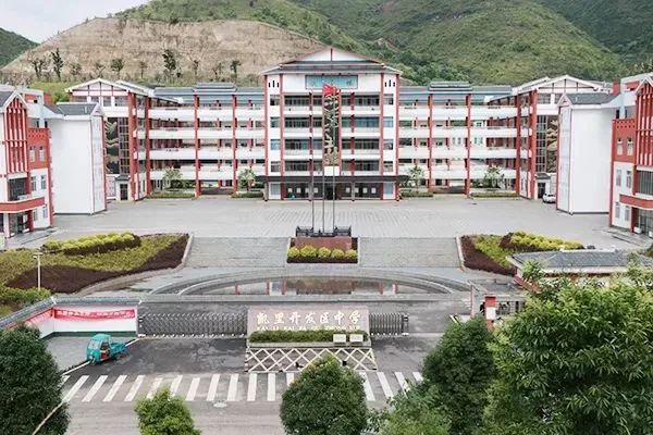 凯里开发区中学,距离本项目仅100米,可容纳60个教学班级,学生3000人